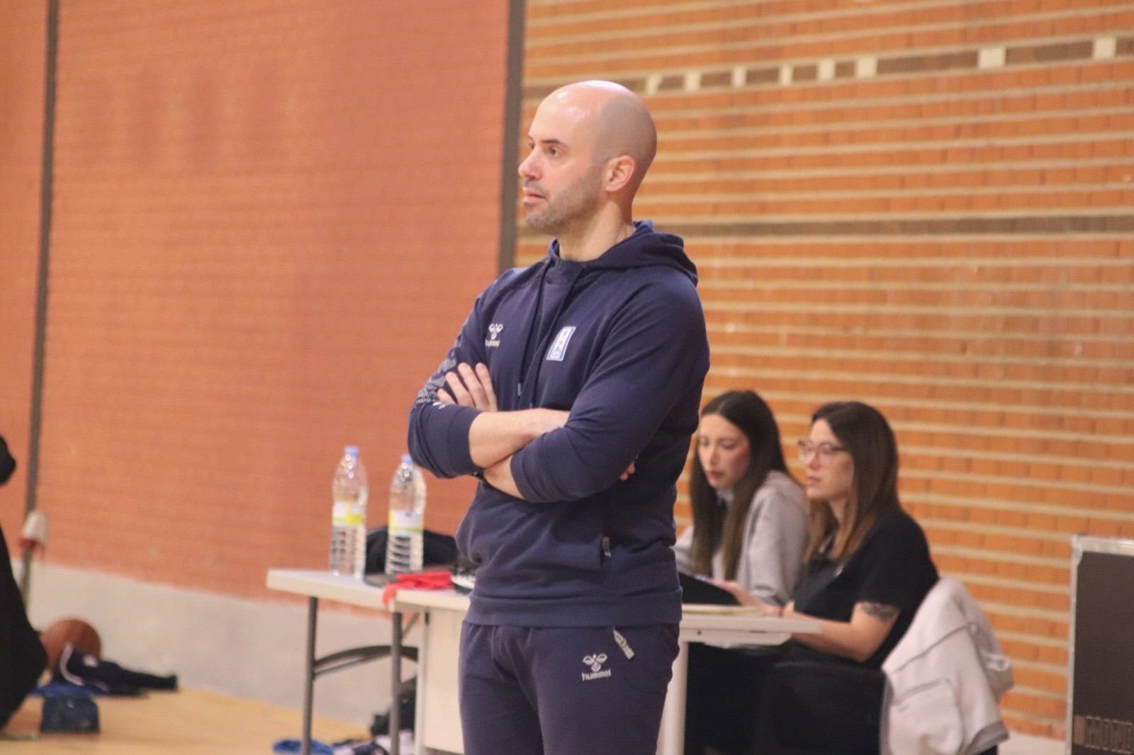 Rub&eacute;n Pascual dirige a un equipo de la cantera del CB Zamora