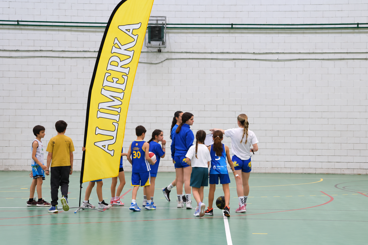 Un grupo de jugadores con su monitora en la Liga Alimerka