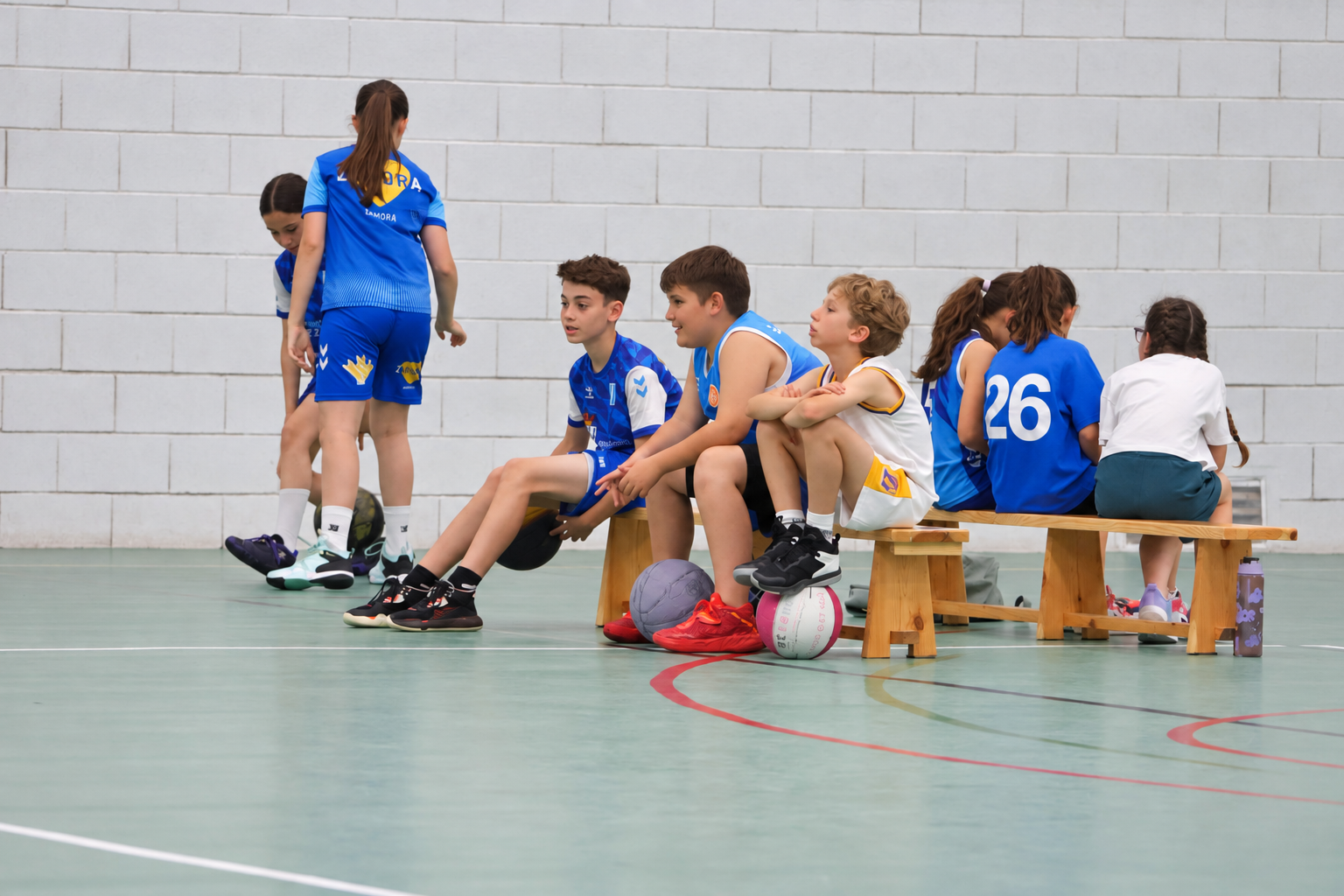 Jugadores descansando en un banco del Pabellón de la Diputación