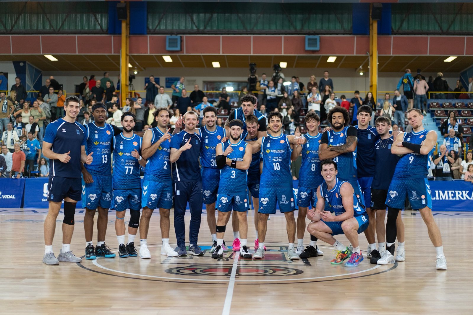 Los jugadores del Caja Rural CB Zamora posan tras la victoria ante el Covirán Granada en el Pabellón Ángel Nieto