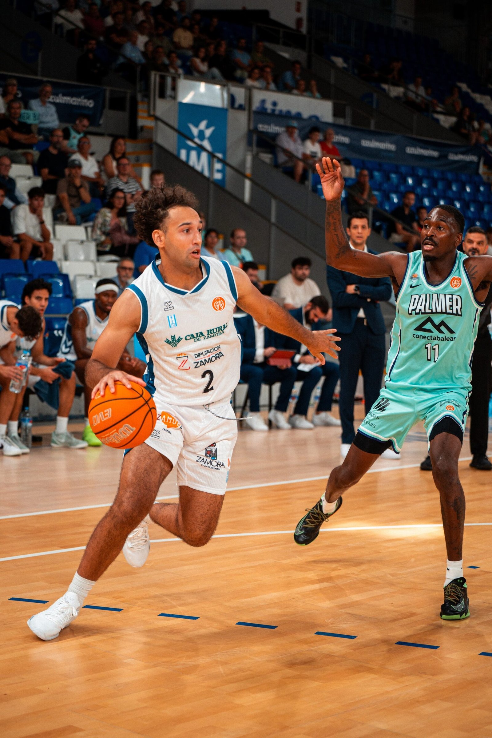 Isaiah Rivera entra a canasta ante D'Moi Hodge en el Palmer Basket 84-69 Caja Rural CB Zamora, Poliesportiu Son Moix