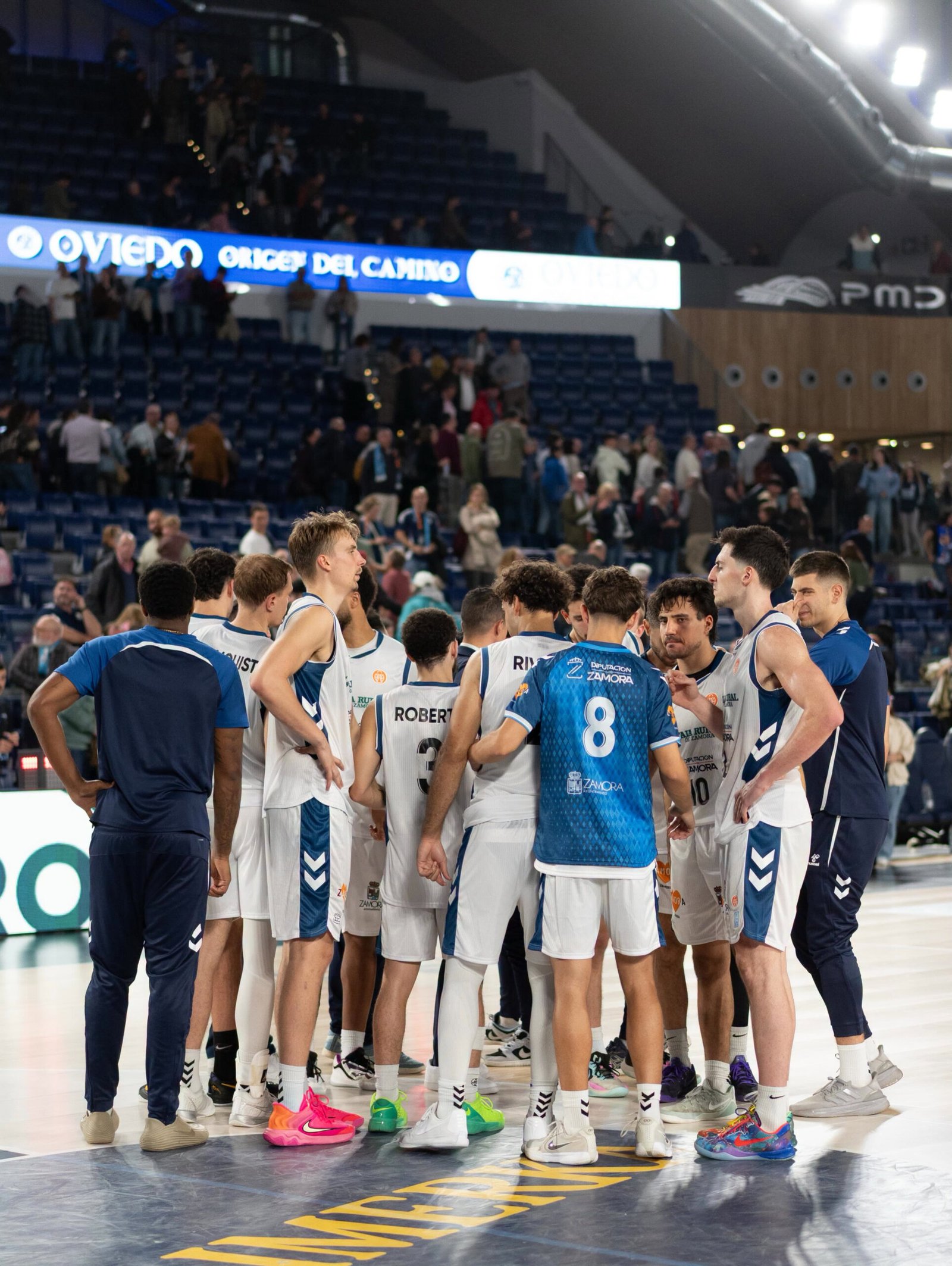 Los jugadores del Caja Rural CB Zamora, antes del partido ante el Alimerka Oviedo Baloncesto en el Palacio de los Deportes de Oviedo